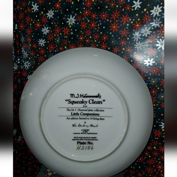 M.J. Hummel Squeaky Clean Danbury Collectible Plate 8'' H2186 Porcelain - Picture 3 of 4